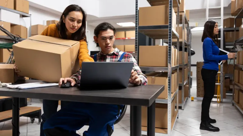 Foto de uma equipe trabalhando na gestão de estoque, verificando os produtos disponíveis fisicamente com as informações inseridas no sistema, buscando manter a operação funcionando de maneira eficaz e estratégica para o seu negócio.